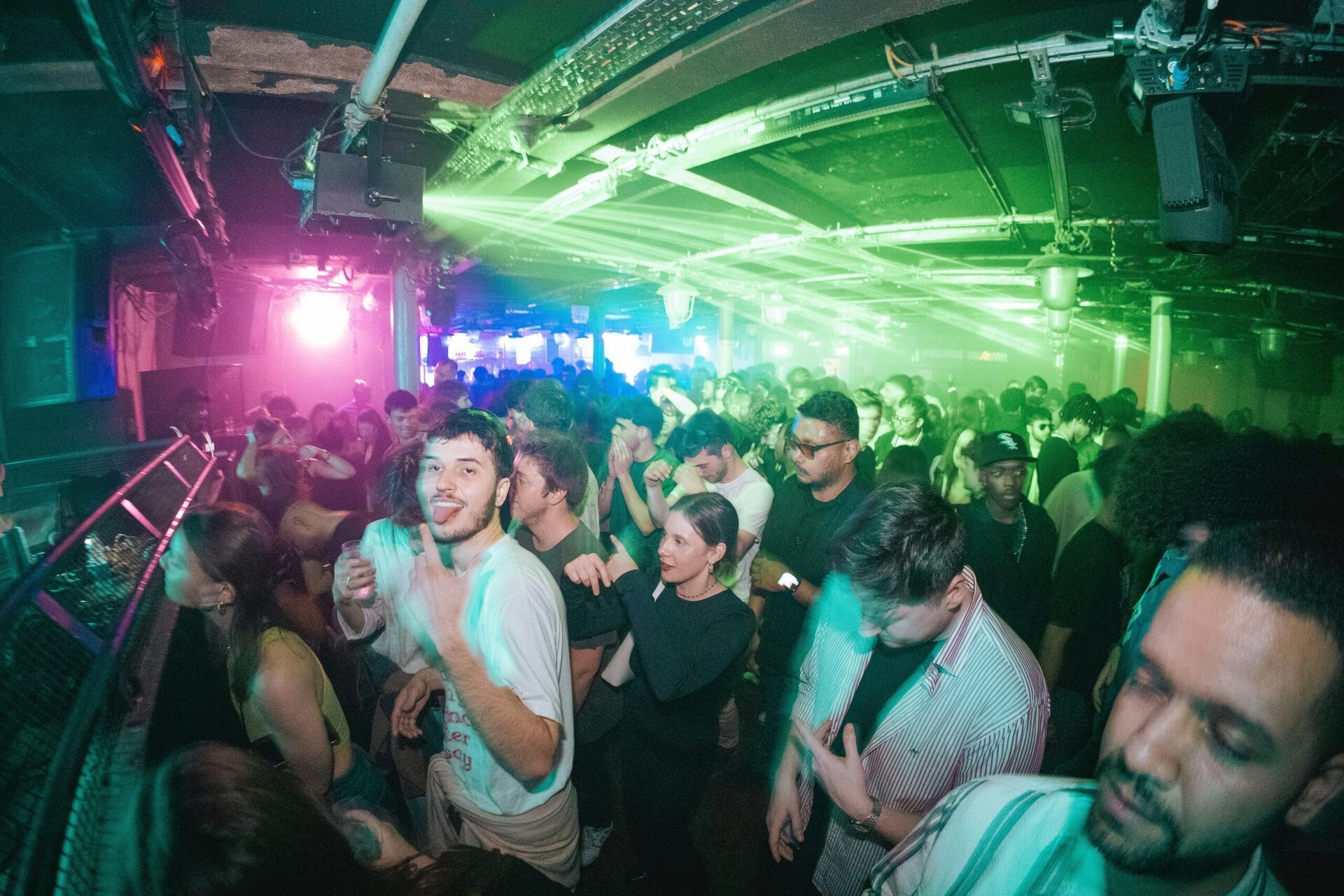 Tinerii din generația Z își asumă riscuri semnificative în ceea ce privește consumul de alcool, arătând o tendință alarmantă de abonare la abuz încă de la începutul vieții adulte