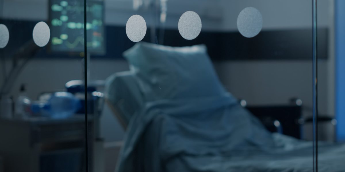 nobody-emergency-hospital-ward-healthcare-facility-intensive-care-surgery-recovery-emp-scaled.jpg - StiriAlese