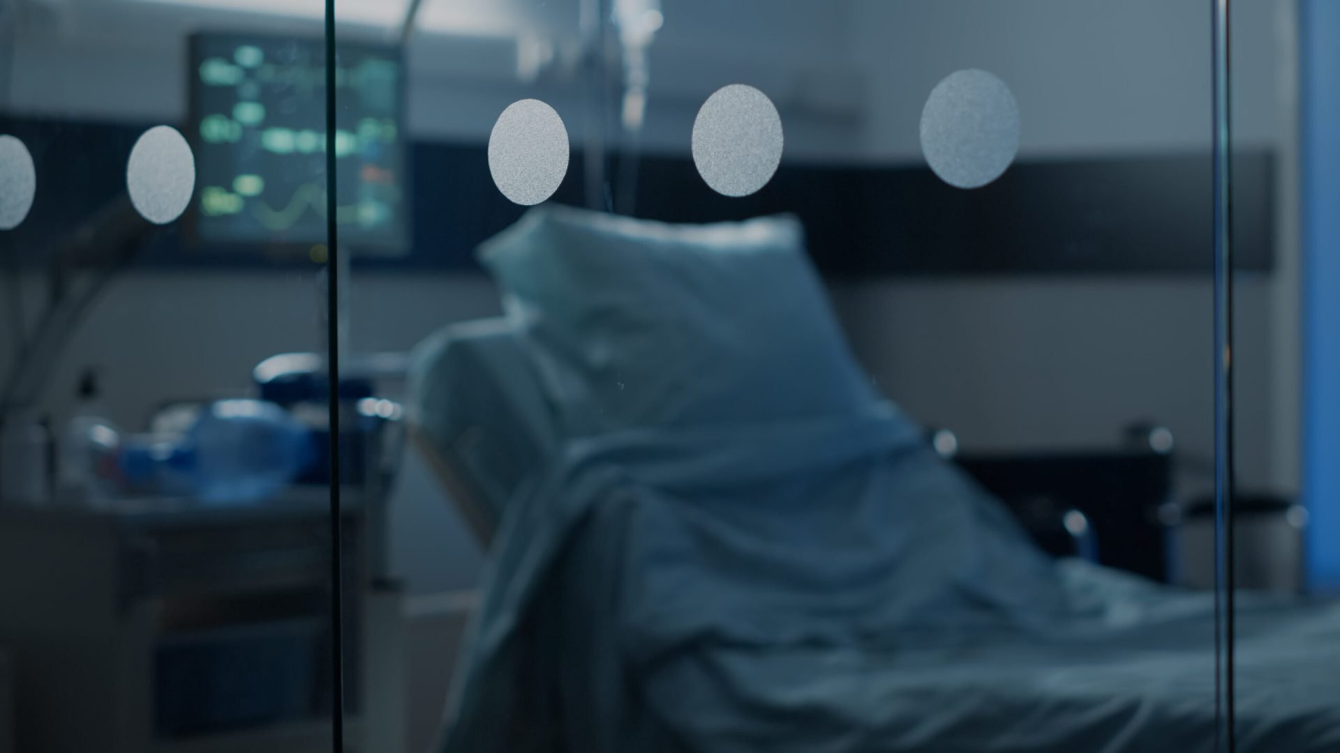 România continuă să fie o țară în care dreptul femeilor la avort, deși legal garantat, se lovește de obstacole din ce în ce mai evidente în condițiile în care accesul la serviciile de întrerupere a sarcinii în spitalele publice rămâne dificil și adesea frustrant pentru paciențe