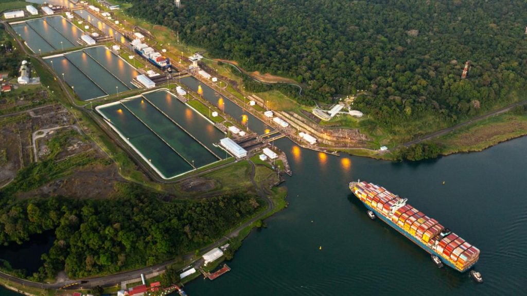 Canalul Panama devine o rută alternantă esențială pentru traficul naval global, pe fondul creșterii costurilor și blocajului din Strâmtoarea Ormuz Războiul din regiunea Orientului Mijlociu și consecințele sale directe asupra traficului maritim global au determinat o schimbare semnificativă în traseele utilizate pentru transportul de petrol, gaze naturale și mărfuri