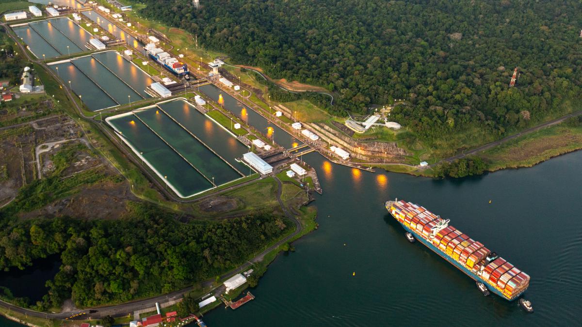 Canalul Panama devine o rută alternantă esențială pentru traficul naval global, pe fondul creșterii costurilor și blocajului din Strâmtoarea Ormuz Războiul din regiunea Orientului Mijlociu și consecințele sale directe asupra traficului maritim global au determinat o schimbare semnificativă în traseele utilizate pentru transportul de petrol, gaze naturale și mărfuri