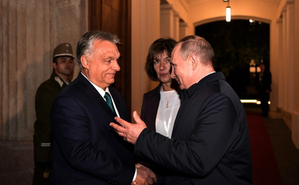 Vladimir Putin ordonă eliberarea a doi prizonieri de război cu dublă cetățenie, un gest surprinzător ce intensifică tensiunile diplomatice în Ucraina Președintele rus Vladimir Putin a dispus, miercuri, eliberarea a doi prizonieri de război, ambii cu dublă cetățenie ucraineană și ungară, capturați de forțele ruse pe frontul din Ucraina