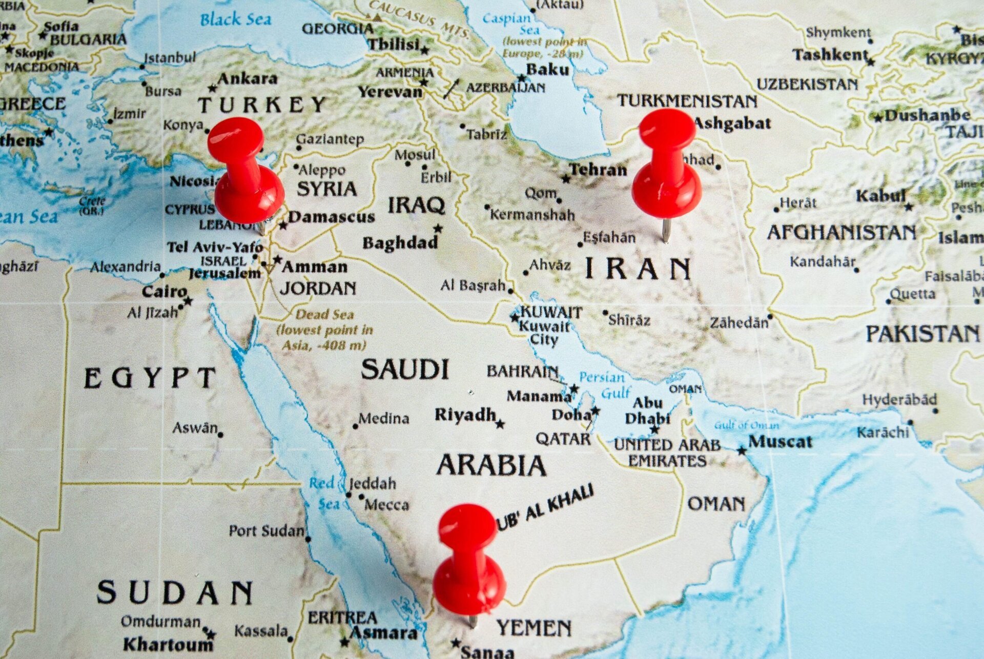 Războiul dintre Israel și Iran riscă să cauzeze pierderi record în turismul din Orientul Mijlociu, estimându-se o scădere de până la 60 de miliarde de dolari în veniturile realizate în 2026