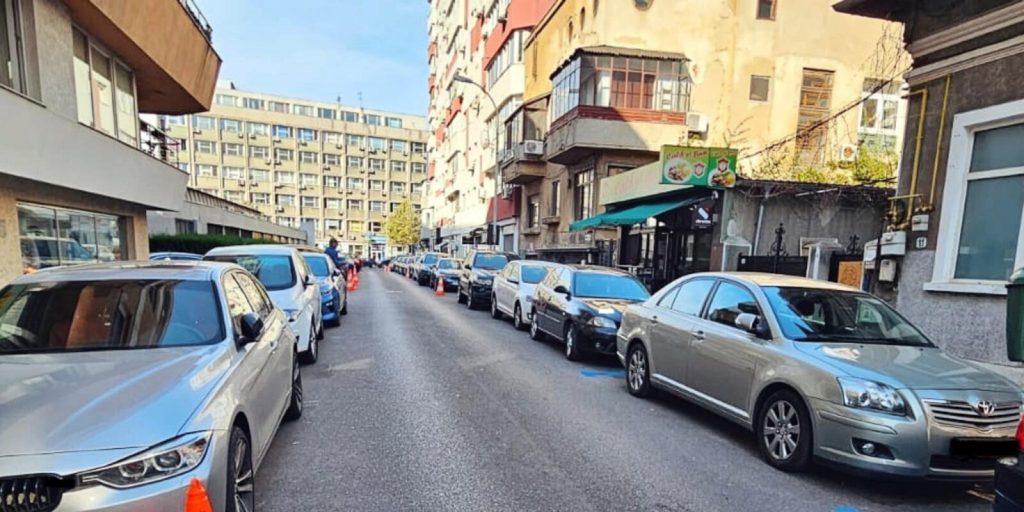 Primăria Capitalei își propune să elimine facilitățile de parcare gratuită pentru autoturisme hibride și electrice înmatriculate în București, inițiativă care a fost pusă recent în dezbatere publică