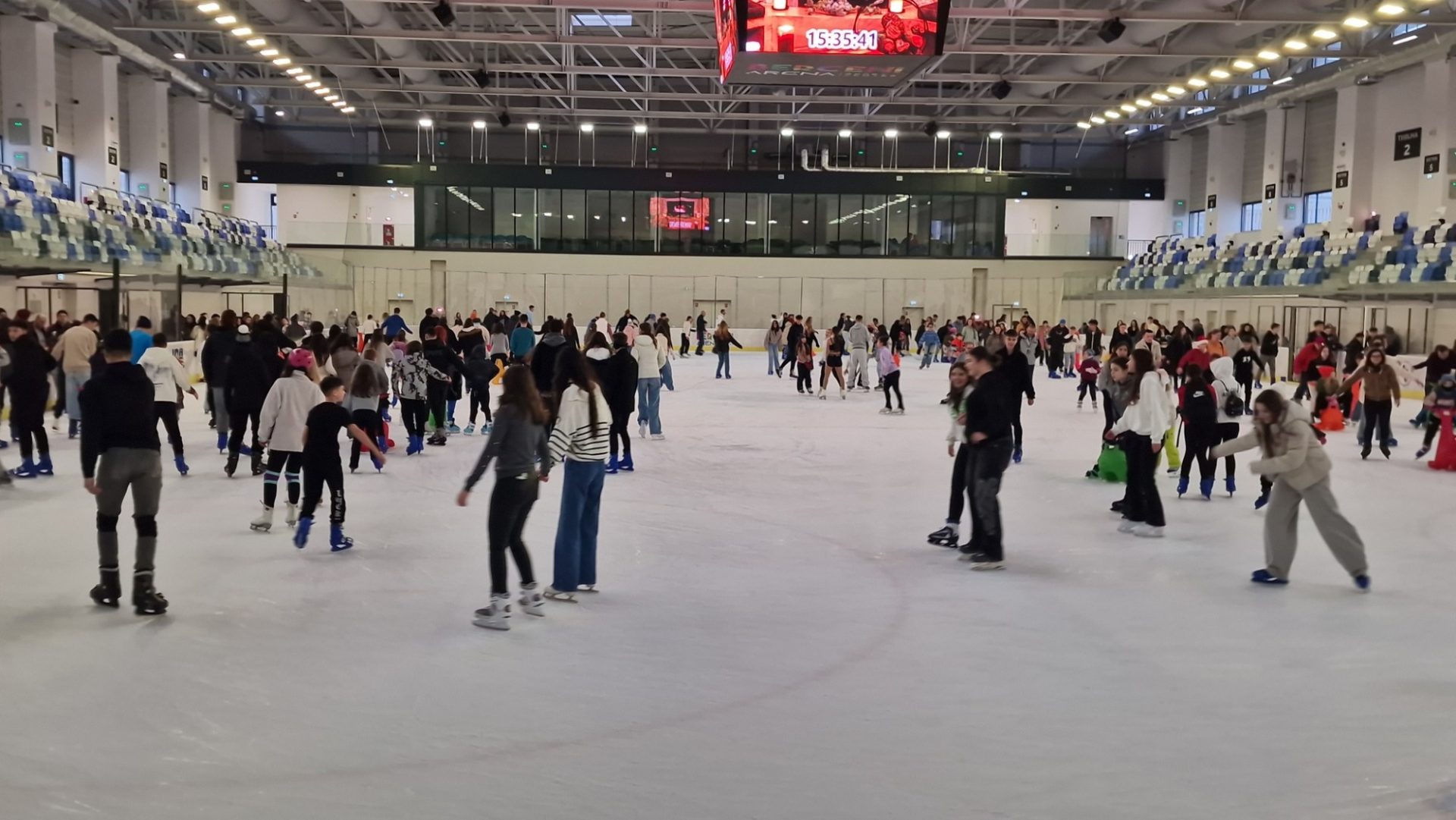 Patinoarul Berceni Arena anunță programul de sesiuni de patinaj pentru weekendul 27-29 martie 2026, oferind iubitorilor de sport și distracție posibilitatea de a se bucura de aerul rece și de mișcare chiar în inima sectorului 6 din București