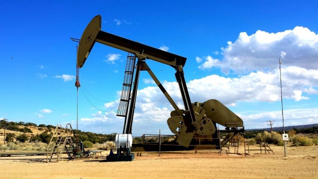 Petrolul a depășit 100 de dolari/baril, Trump: „Preț mic pentru pace globală”