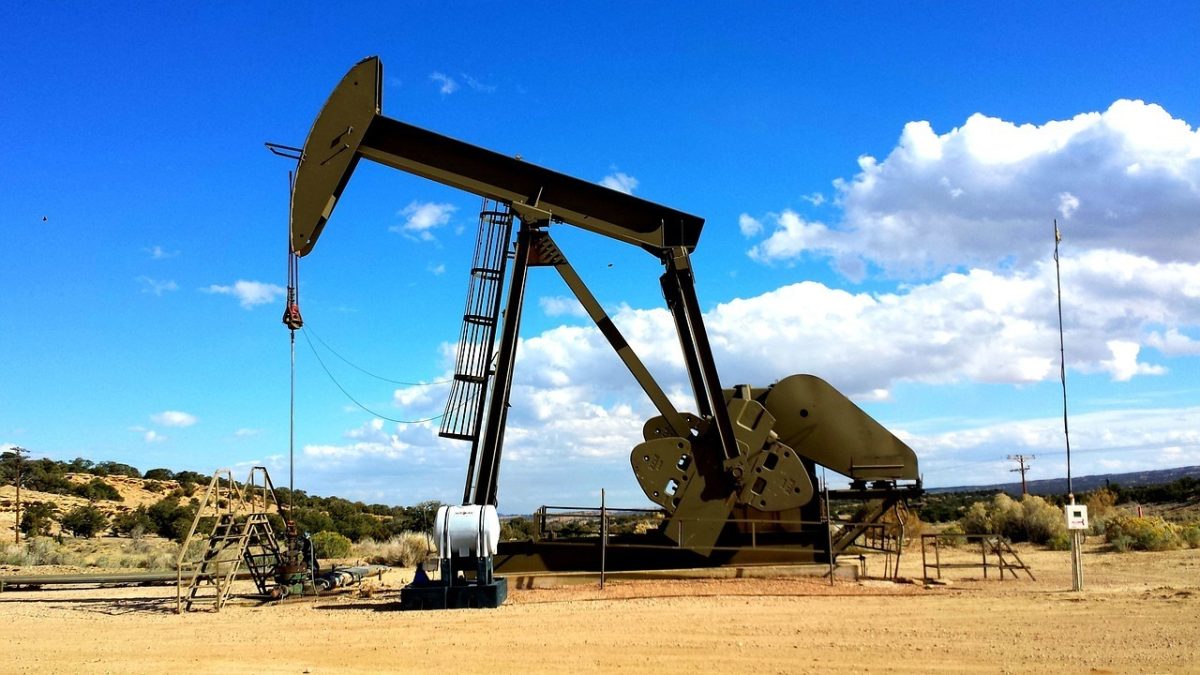 Petrolul a depășit 100 de dolari/baril, Trump: „Preț mic pentru pace globală”