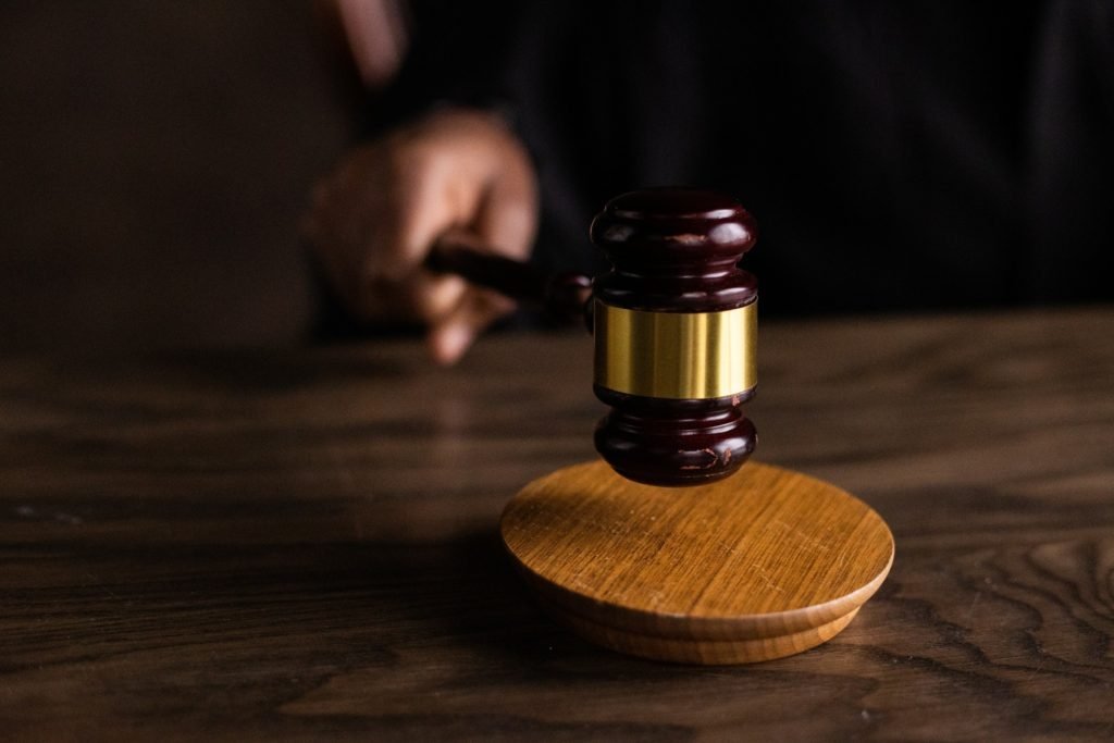 Un incident mai puțin obișnuit în sistemul judiciar din Iași scoate în lumină dilema morală și legală a intervenției părinților în hotărârile financiare referitoare la copiii lor
