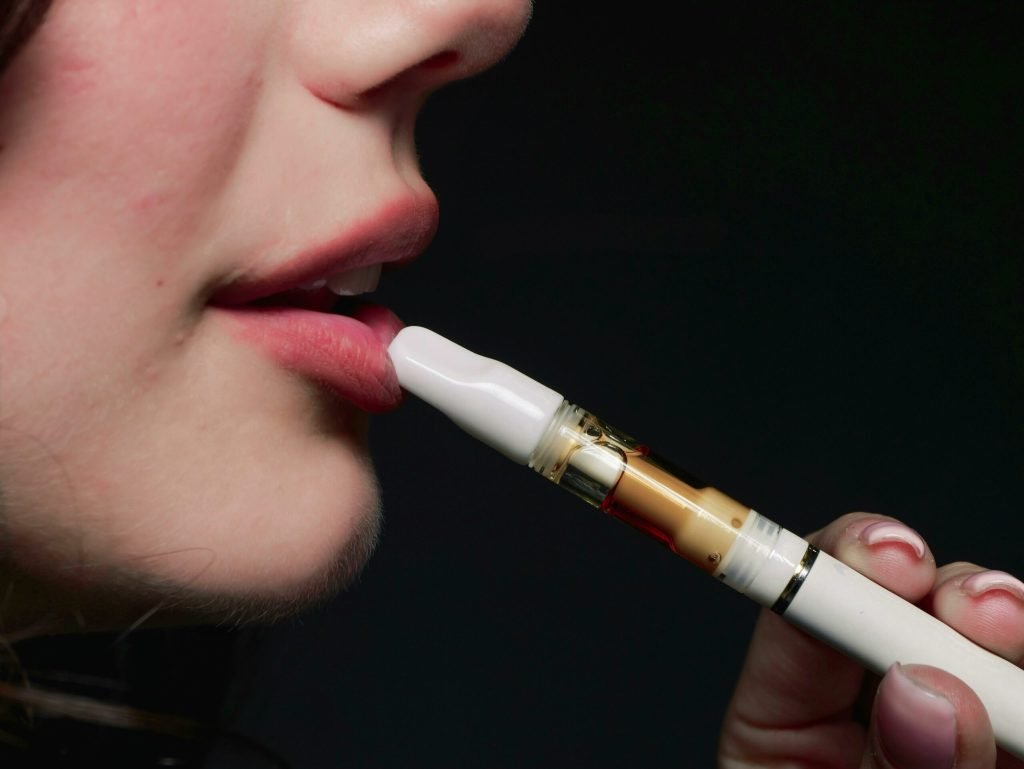AIV critică declarațiile fără fundament științific ale unor oficiali din INSP privind țigările electronice și produsele cu tutun încălzit Asociația Industriei de Vaping (AIV) din România a reacționat dur la recentele declarații ale unor reprezentanți ai Institutului Național de Sănătate Publică (INSP), acuzându-i de promovarea de informații false, lipsite de suport științific, despre efectele produselor de vapare și tutun încălzit