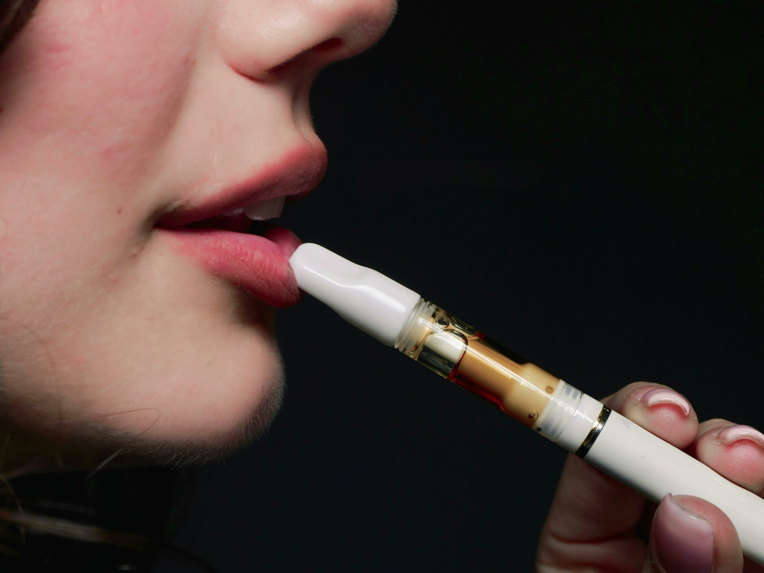 AIV critică declarațiile fără fundament științific ale unor oficiali din INSP privind țigările electronice și produsele cu tutun încălzit Asociația Industriei de Vaping (AIV) din România a reacționat dur la recentele declarații ale unor reprezentanți ai Institutului Național de Sănătate Publică (INSP), acuzându-i de promovarea de informații false, lipsite de suport științific, despre efectele produselor de vapare și tutun încălzit