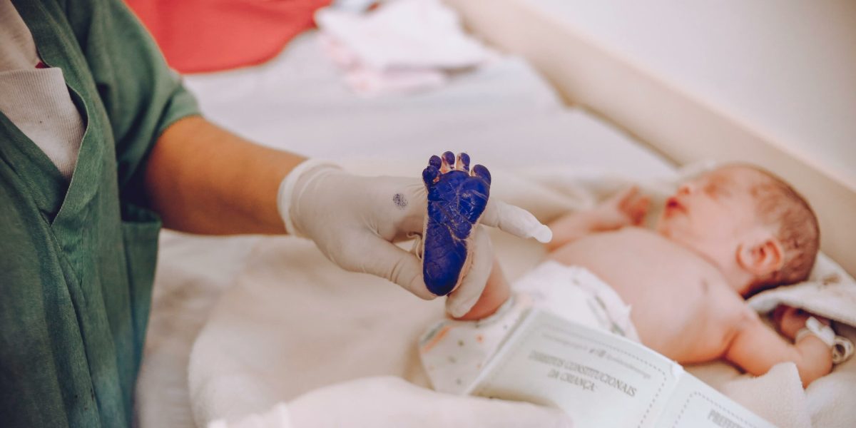 Soluția cu zahăr reduce durerea la bebeluși în timpul injecțiilor și analizelor