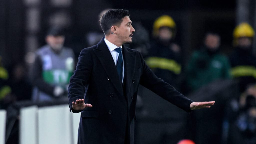 Cagliari se pregătește pentru meciul crucial cu Napoli, după ce a anunțat retragerea în cantonament din cauza rezultatelor mai puțin favorabile După scorul dureros suferit la Pisa, unde s-a înregistrat o înfrângere severă cu 3-1, echipa Cagliari a decis să intre în ritiro anticipat în vederea întâlnirii cu Napoli, programată vineri seara pe propriul teren, Unipol Domus