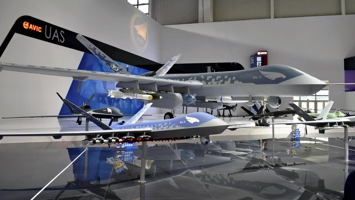 Arabia Saudită a semnat un contract de 5 miliarde de dolari cu o companie chineză pentru producția locală a dronelor Wing Loong-3, un pas semnificativ în extinderea arsenalului militar al regiunii și în consolidarea influenței Beijingului în Orientul Mijlociu