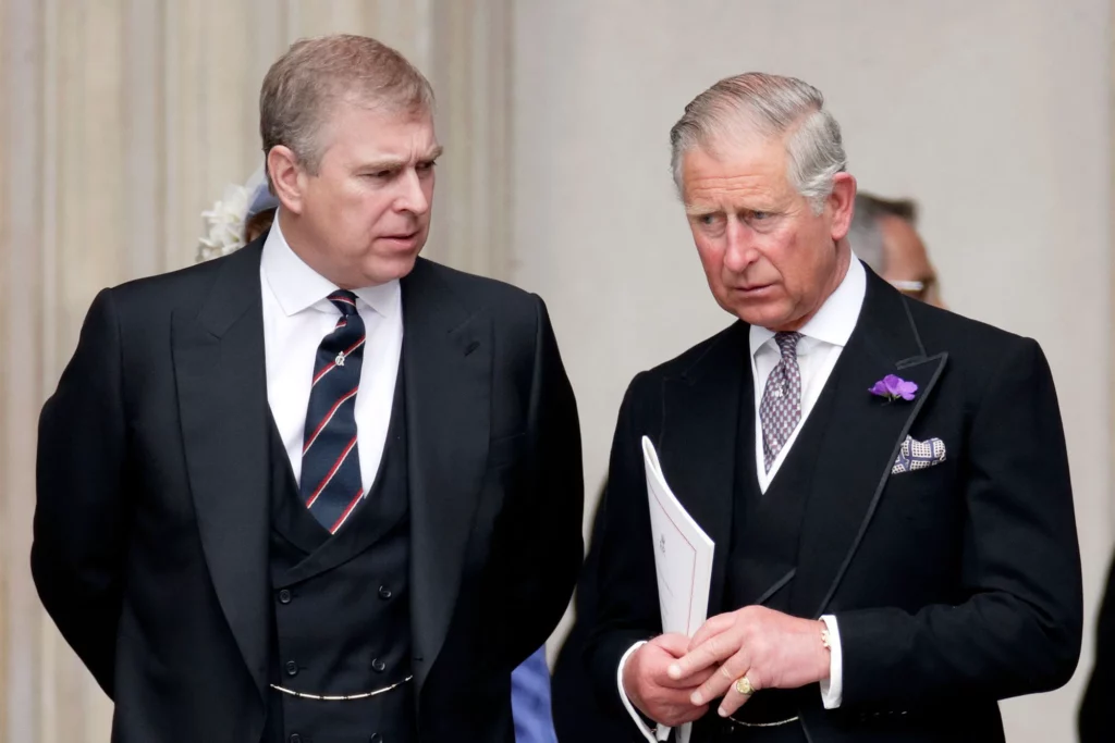 Fostul prinț Andrew, între glorie și scandaluri: o relație complexă cu Regina Elisabeta a II-a în contextul istoric al familiei regale britanice Relația dintre fostul duce de York, prințul Andrew, și Regina Elisabeta a II-a rămâne una dintre cele mai discutate și complexe din istoria recentă a monarhiei britanice
