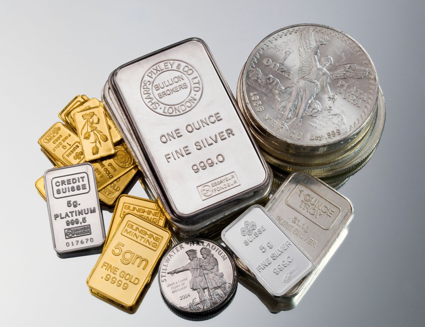 Prețul aurului și argintului în scădere puternică pe piețele internaționale din cauza contextului geopolitic și a scumpirii petrolului Prețurile aurului și argintului au suferit în ultimele zile o coborâre semnificativă pe piețele financiare mondiale, cauzată de o combinație de factori geopolitici și economici