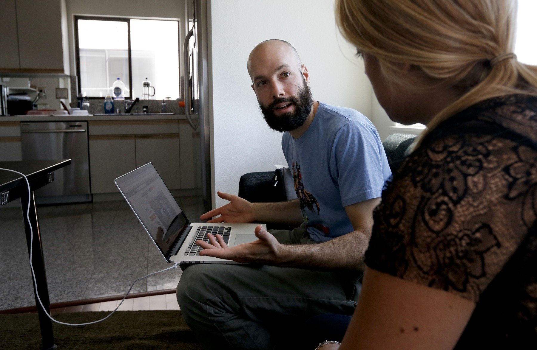 Creșterea rapidă a inteligenței artificiale (AI) ridică întrebări directe despre modul în care creatorii independenți își pot valorifica eforturile și conținutul în contextul noii revoluții tehnologice