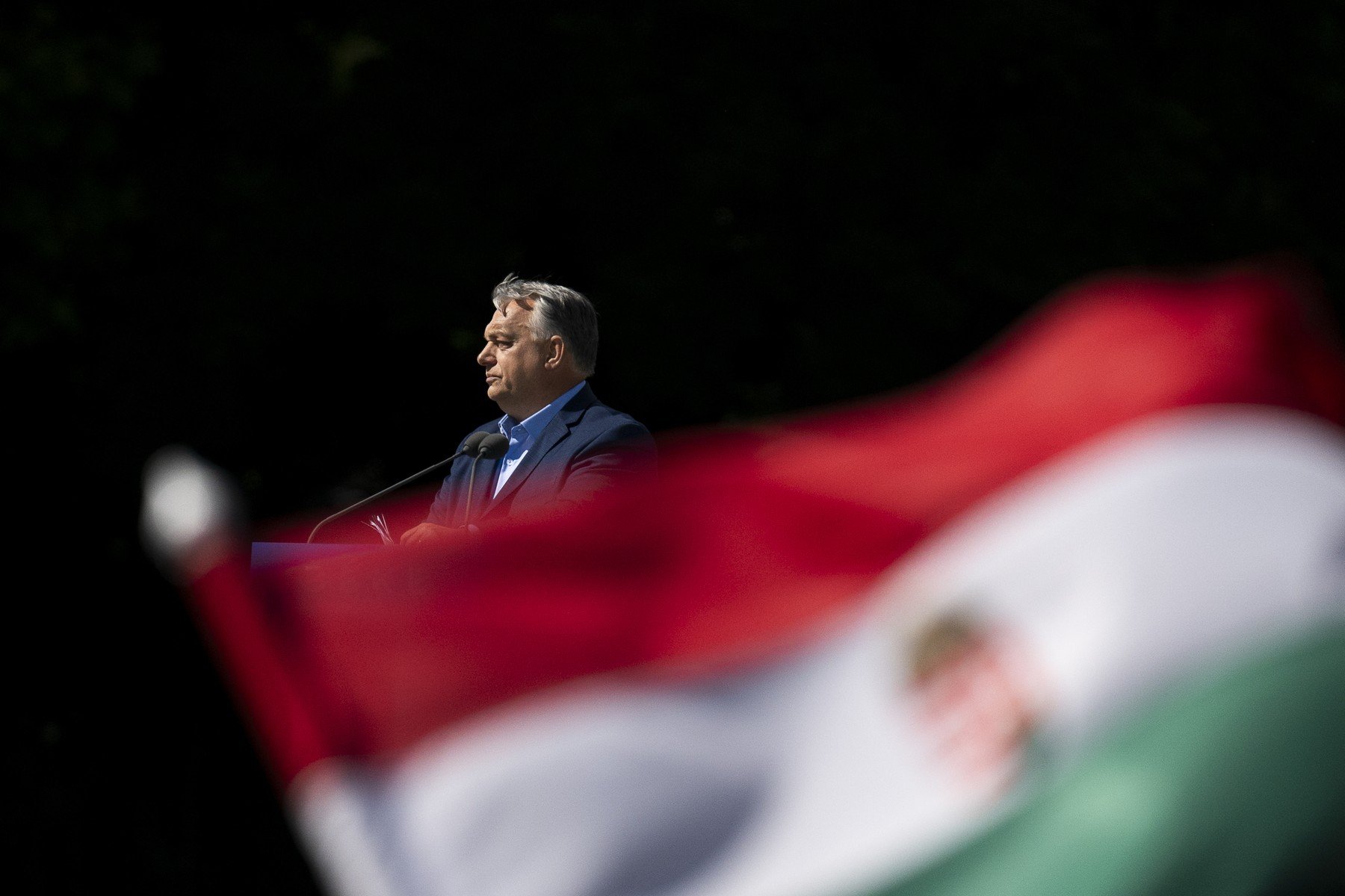 Student român îl întreabă pe oficialul maghiar: de ce tinerii din Transilvania primesc bani pentru campania partidului lui Orban