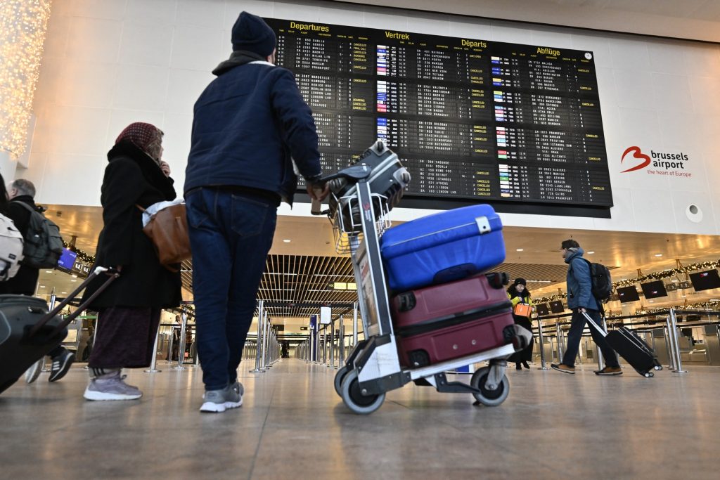 Doi câte doi: Românii enervați de întoarcerea din Dubai pe Aeroportul Henri Coandă Zilele acestea, Aeroportul Internațional „Henri Coandă” din București s-a transformat într-un punct de întâlnire temporar pentru un număr semnificativ de români adunați la întoarcere din Emiratele Arabe Unite