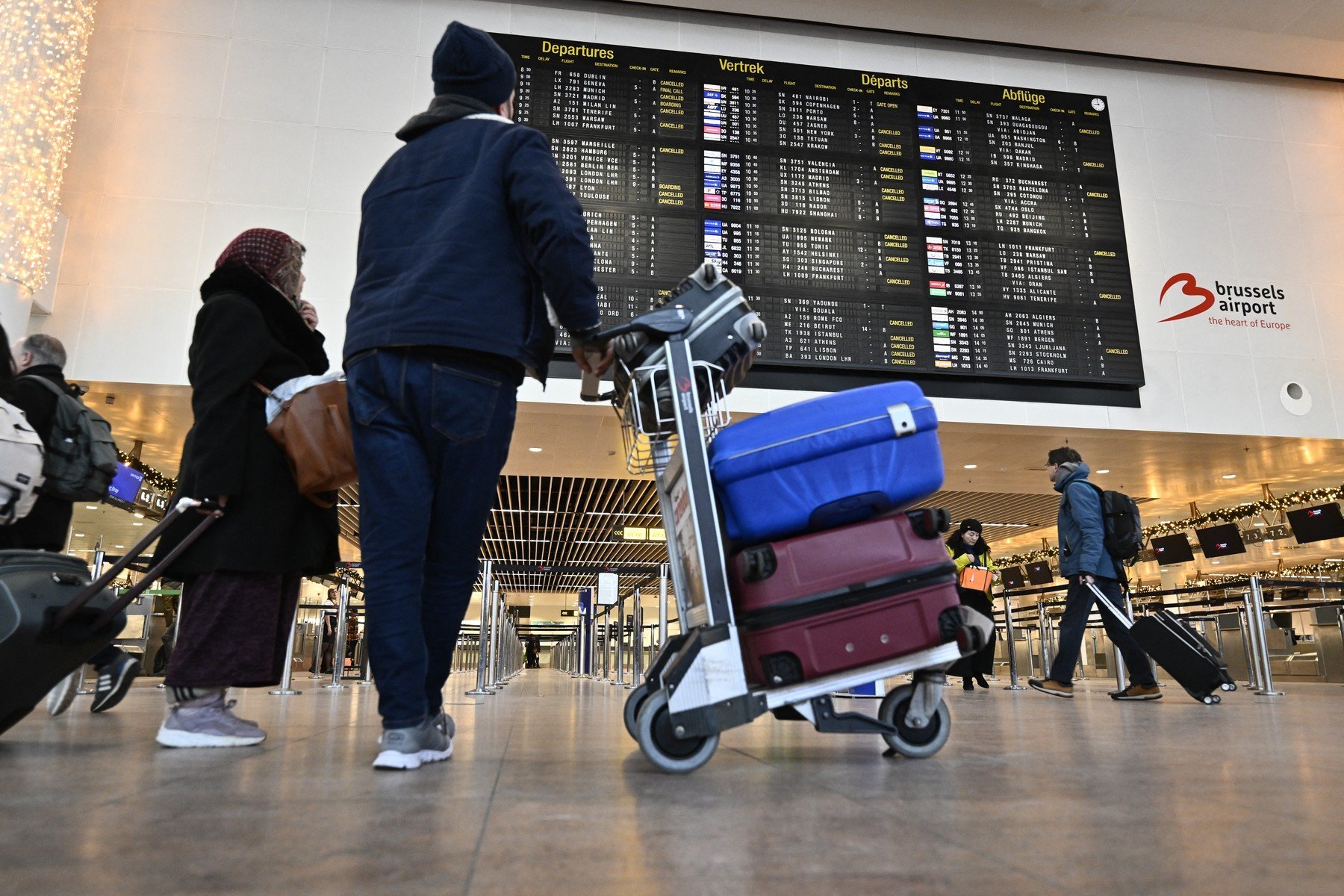 Doi câte doi: Românii enervați de întoarcerea din Dubai pe Aeroportul Henri Coandă Zilele acestea, Aeroportul Internațional „Henri Coandă” din București s-a transformat într-un punct de întâlnire temporar pentru un număr semnificativ de români adunați la întoarcere din Emiratele Arabe Unite