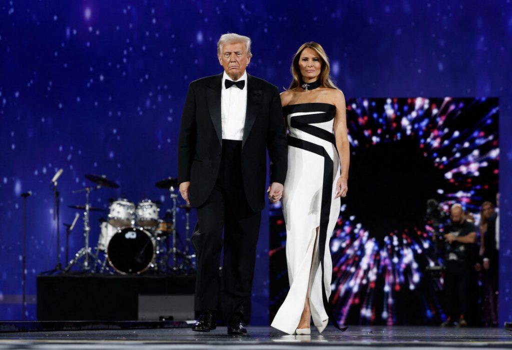 Donald Trump, apărut la un eveniment privat al republicanilor din Florida, aflăm detalii despre noul film al soției sale, Melania Președintele american Donald Trump și-a făcut prezența marți la unul dintre cluburile sale de golf din Florida, unde a participat la reuniunea anuală a republicanilor din Camera Reprezentanților