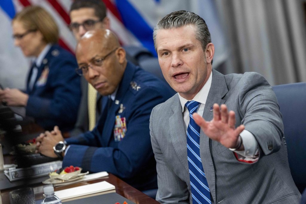 Judecător american susține libertatea presei în timpul conflictelor militare, criticând restricțiile Pentagonului Un judecător federal a evidențiat, vineri, necesitatea imperativă a accesului liber al presei la informații din instalațiile militare americane, subliniind riscul pe care îl reprezintă politicile restrictive introduse în urmă cu un an de Secretarul apărării, Pete Hegseth