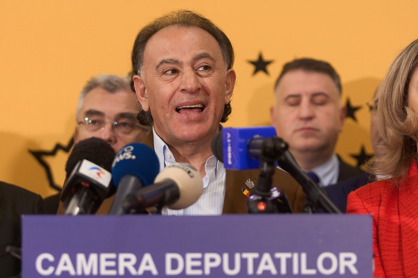 Anca Alexandrescu acuză sistemul de conspirație împotriva AUR, Mohamad Murad neagă orice implicare Discuțiile legate de alianțe și conflicte interne în cadrul Alianței pentru Unirea Românilor (AUR) iau amploare, după ce jurnalista și fost candidata AUR la Primăria Capitalei, Anca Alexandrescu, a făcut acuzații dure la adresa colegilor din partid