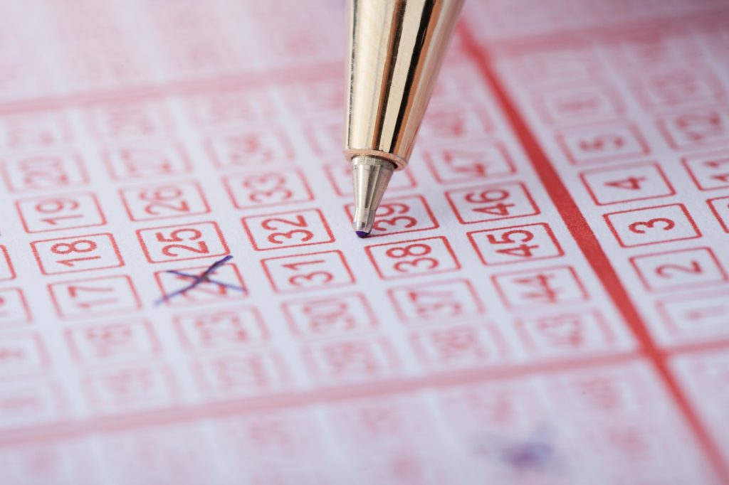 Un român din Online, care a ales să joace loto vreme de peste un deceniu fără să schimbe combinațiile, a devenit recent cel mai norocos câștigător al Marelui Premiu de peste 4,5 milioane de euro, într-una dintre cele mai mari extrageri din istoria Loteriei Române