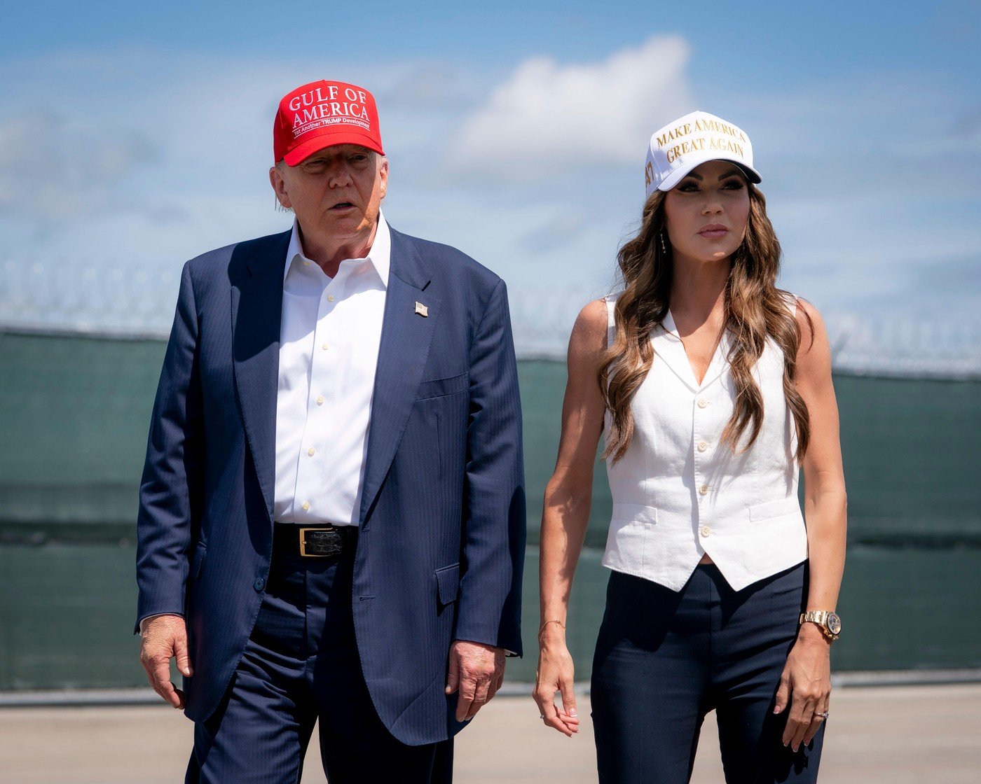 Kristi Noem, o figură emblematică a politicii americane și o susținătoare ferventă a mișcării MAGA, părăsește în mod surprinzător Departamentul pentru Securitate Internă (DHS) al Statelor Unite