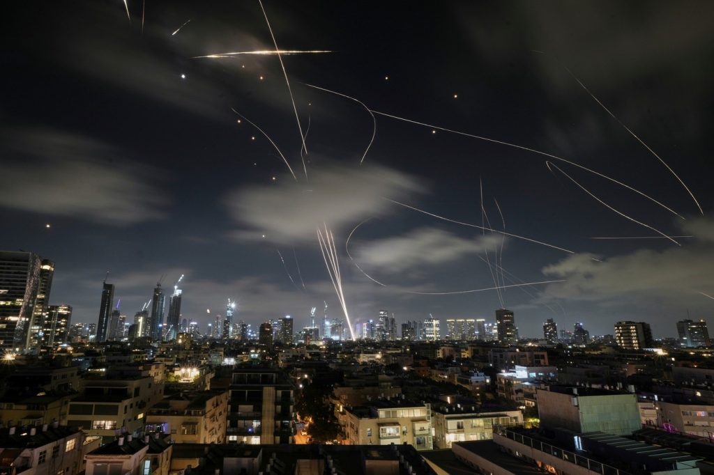Israelul și Iranul au deschis un nou front de confruntare în zorii zilei de Eid al-Fitr, răsturnând liniștea relative a regiunii prin atacuri reciproce cu rachete și drone
