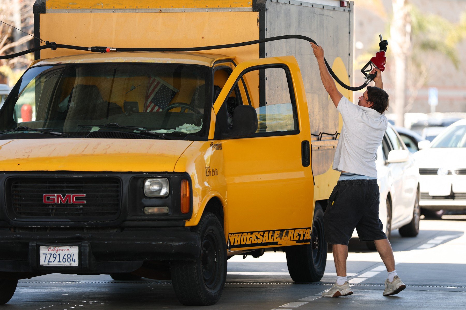 Iranul închide Strâmtoarea Ormuz: un șoc pentru piețele energetice globale Tensiunile din regiunea Golfului Persic au escaladat alarmant după ce Iranul a anunțat închiderea temporară a Strâmtorii Ormuz, una dintre cele mai critice rute maritime pentru comerțul mondial cu energie