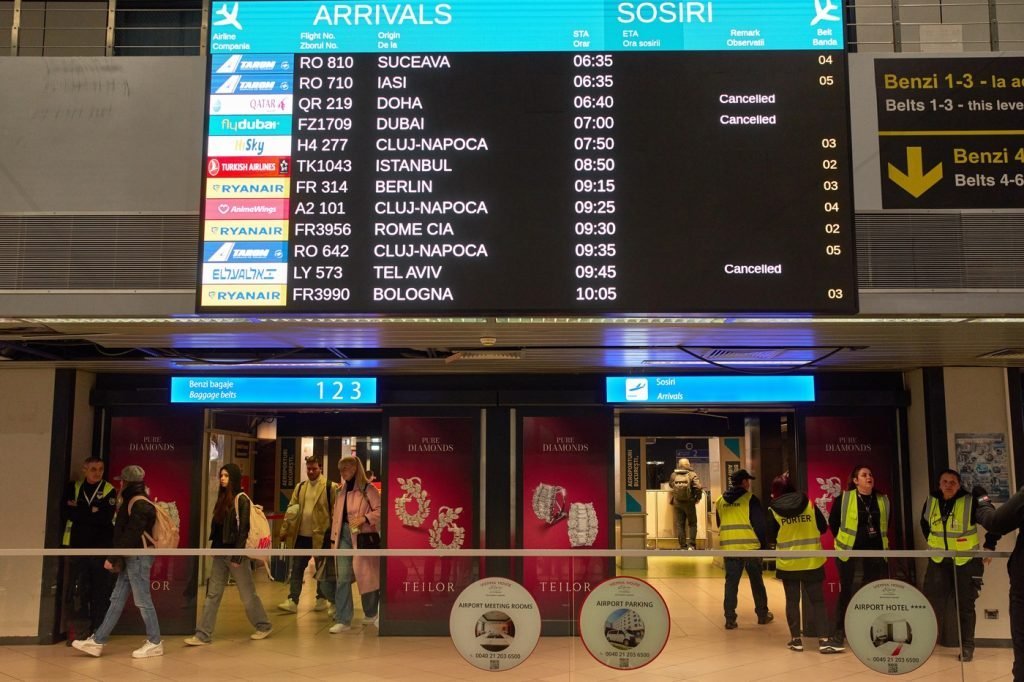 Zboruri spre Orientul Mijlociu, suspendate temporar din cauza tensiunilor din regiune Cursa aeriană între România și principalele destinații din Orientul Mijlociu a suferit o lovitură majoră în ultimele zile, după decizia companiilor aeriene de a suspenda temporar zborurile