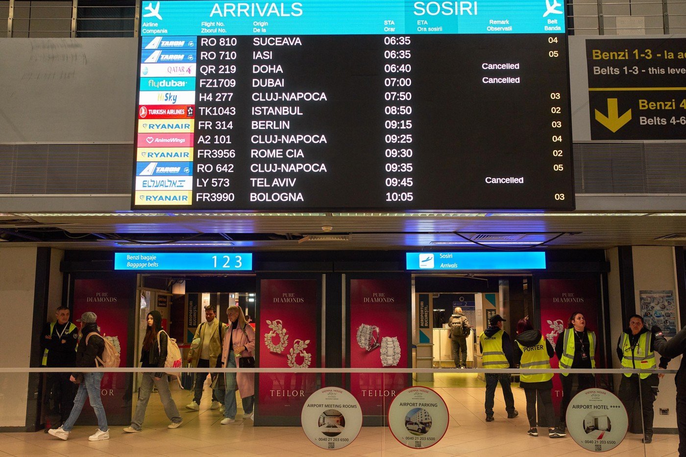 Zboruri spre Orientul Mijlociu, suspendate temporar din cauza tensiunilor din regiune Cursa aeriană între România și principalele destinații din Orientul Mijlociu a suferit o lovitură majoră în ultimele zile, după decizia companiilor aeriene de a suspenda temporar zborurile