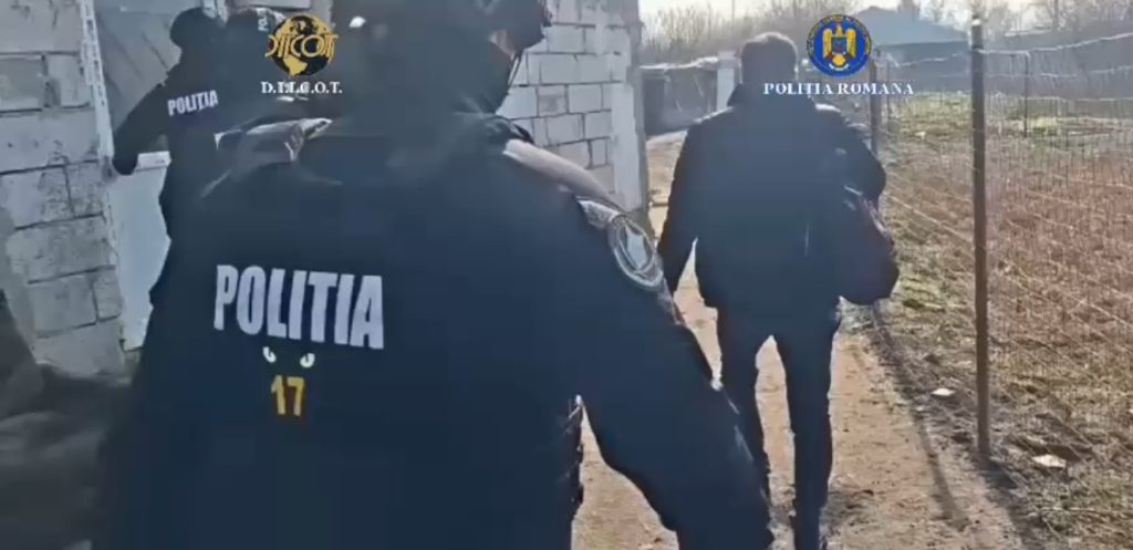 Trei persoane, dintre care doi minori, sunt reținute de autoritățile din Teleorman într-un caz flagrant de trafic de minori și exploatare sexuală, anchetă fiind efectuată de Direcția de Investigare a Infracțiunilor de Criminalitate Organizată și Terorism (DIICOT)