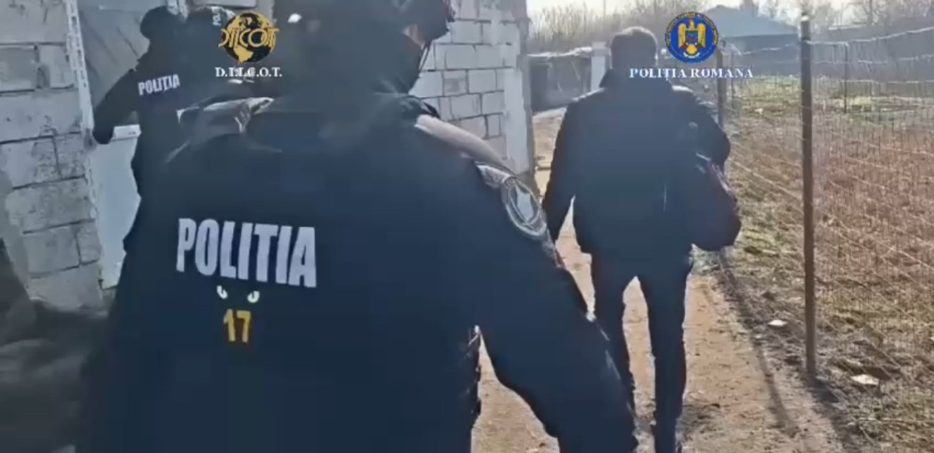 Trei persoane, dintre care doi minori, sunt reținute de autoritățile din Teleorman într-un caz flagrant de trafic de minori și exploatare sexuală, anchetă fiind efectuată de Direcția de Investigare a Infracțiunilor de Criminalitate Organizată și Terorism (DIICOT)