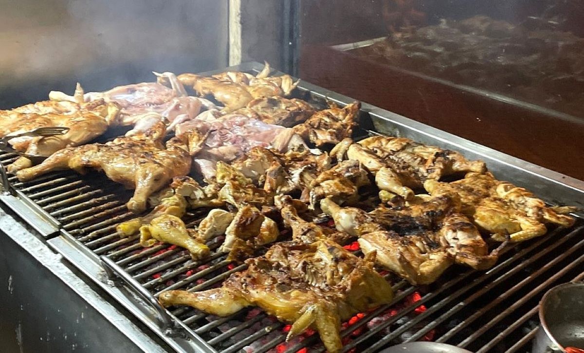 Povestea unei rotiserii ascunse din Lisabona, preferată de turiștii chinezi Pe o stradă uitată de zgomotul urban al Lisabonei, o mică rotiserie își păstrează liniștită farmecul și tradiția