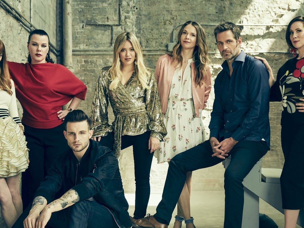 Serialul „Younger”: între divertisment și reflecție asupra vârstei și identității „Younger”, un serial produs de Netflix, este adesea perceput ca o comedie ușor superficială, dar pentru cei aflați aproape de a trece de pragul vârstei de 40 de ani, acesta poate oferi mai mult decât simple momente de relaxare