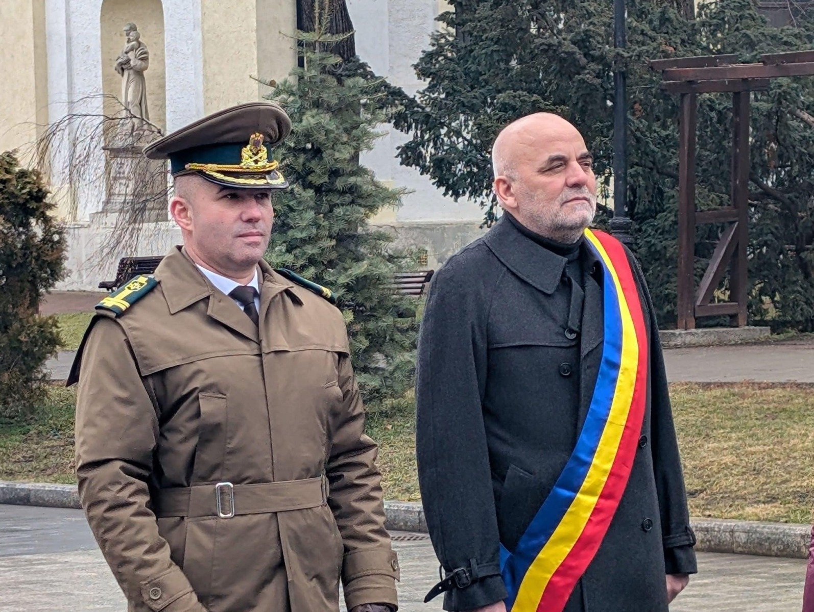 Primarul Sucevei, suspendat din PSD pentru oficializarea unei alianțe politice cu PNL Primarul municipiului Suceava, Vasile Rîmbu, a fost suspendat temporar din rândurile Partidului Social Democrat, după doar câteva luni de la preluarea mandatului, măsură anunțată oficial vineri de Biroul Permanent Județean al PSD Suceava