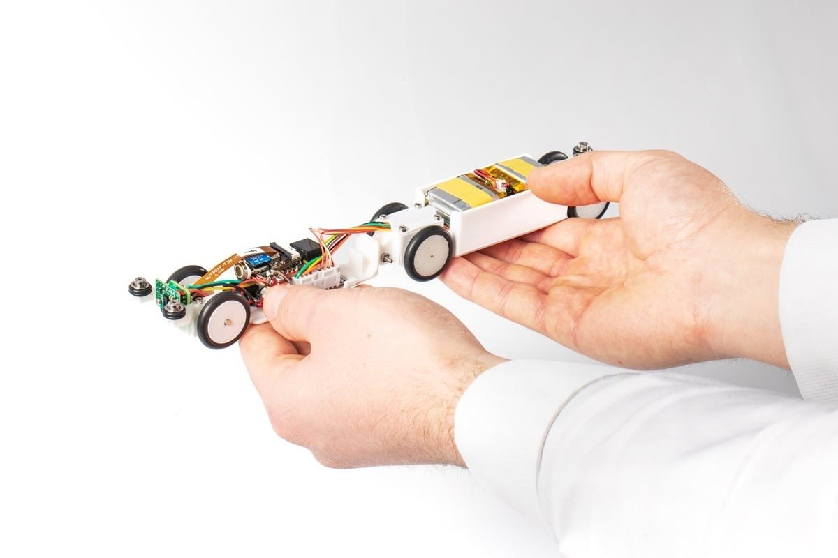 Un robot mic, dar extrem de inovator, a fost recent introdus în munca de întreținere a unuia dintre cele mai complexe și importante instrumente științifice ale lumii: Large Hadron Collider (LHC)