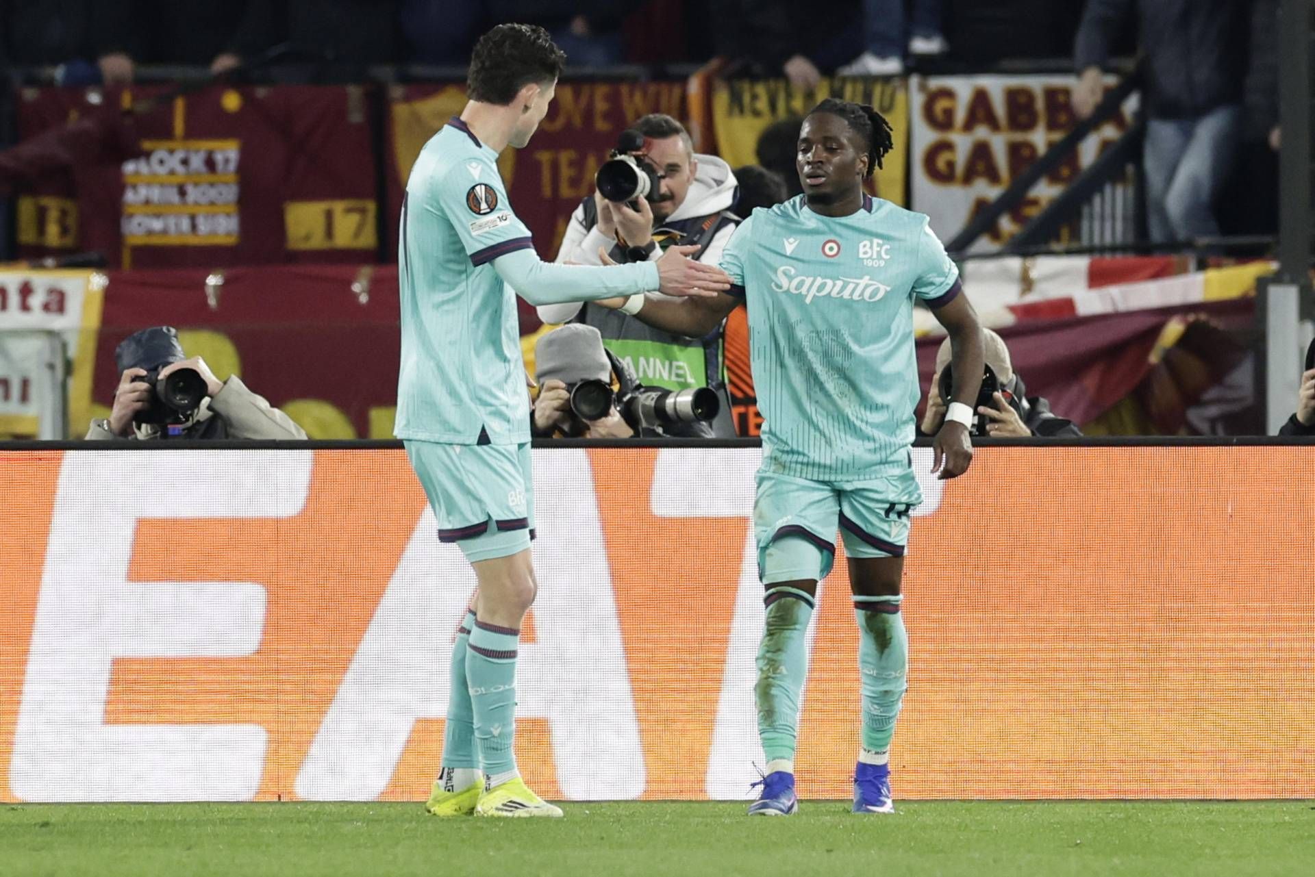 Il Bologna a reușit să revină în joc și a obținut un rezultat favorabil în meciul de cupă europeană, deși tensiunea de la Olimpico a fost departe de a fi redusă