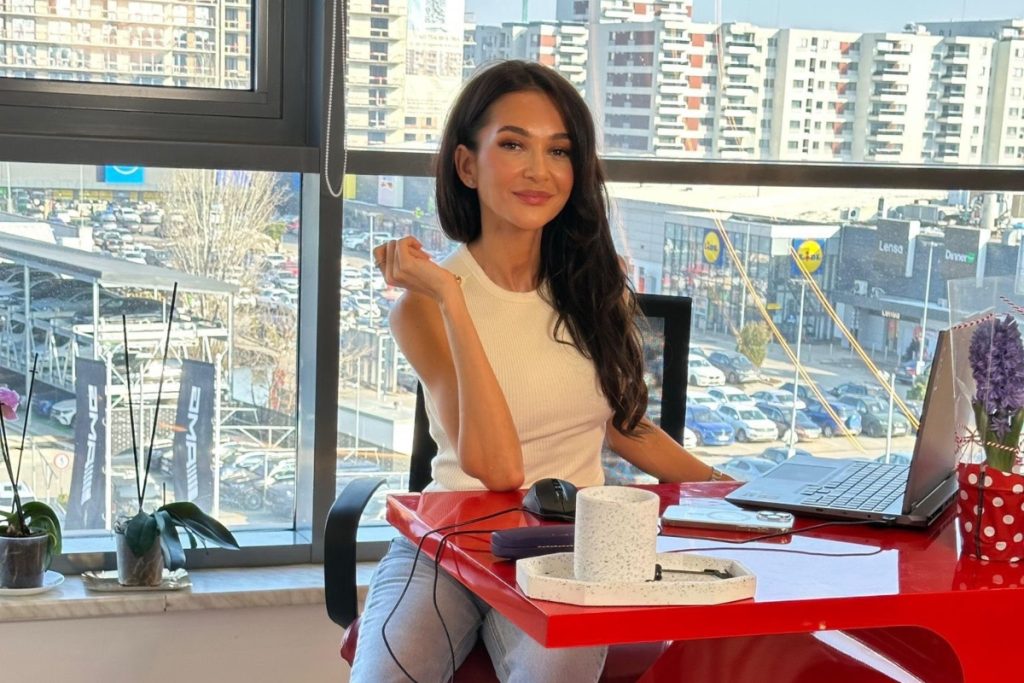 Ruxandra Luca pare să revină în lumina reflectoarelor după o perioadă marcată de provocări personale și presiuni mediatic, anunțând pe rețelele sociale că este pregătită pentru noi proiecte și pentru o nouă etapă în cariera sa