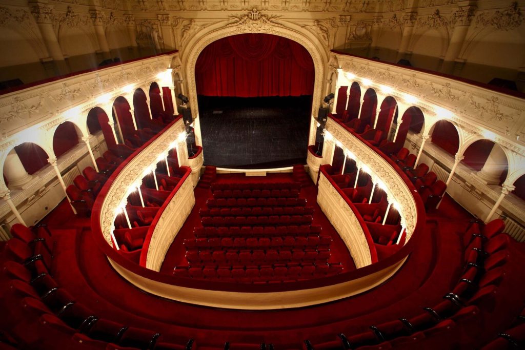 Teatrele din București vor fi conduse de interimari cel puțin până în primăvară, după anii de blocaj în alegerea managerilor După mai bine de cinci ani de blocaj în procesul de selecție a noilor manageri pentru teatrele din București, autoritățile locale au anunțat că directorii interimari vor continua să conducă aceste instituții culturale cel puțin până în aprilie