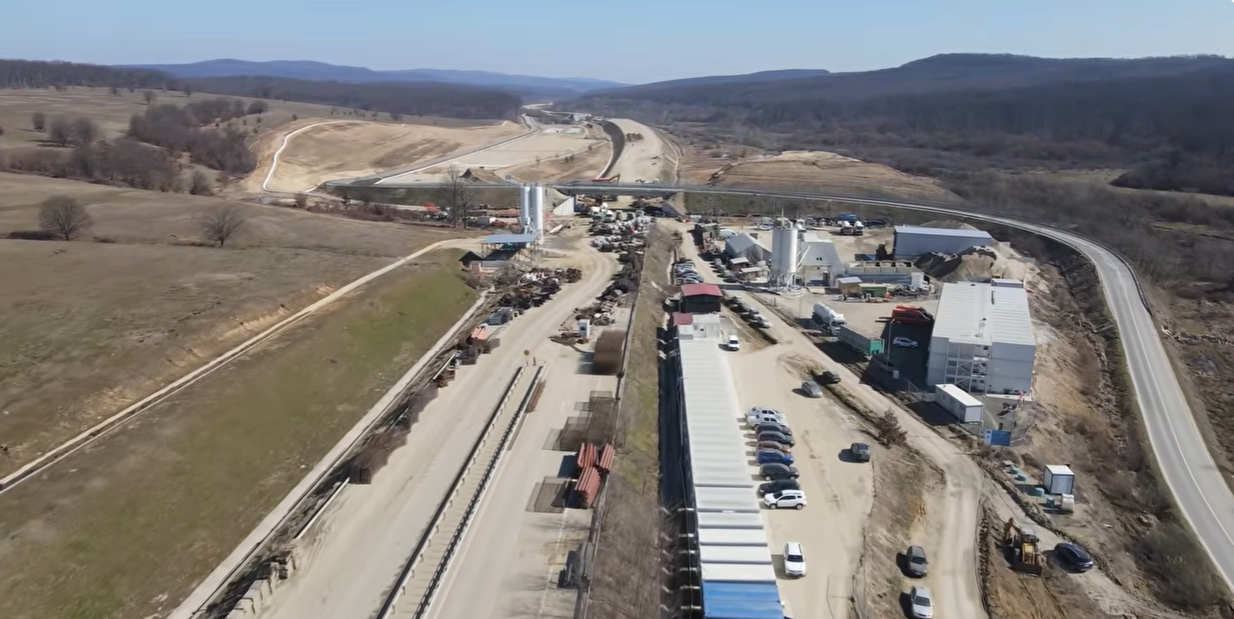 Lucrările de construcție pe segmentul Margina – Holdea, unul dintre cele mai complexe și așteptate de pe autostrada Transilvania, au intrat într-o etapă de accelerare semnificativă, după ani de stagnare și întârzieri