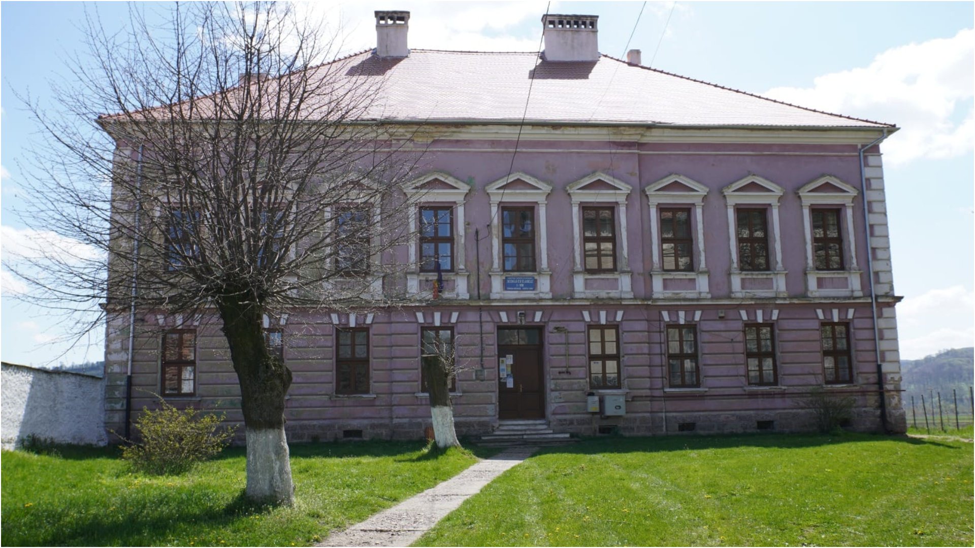 În comuna Hoghilag, județul Sibiu, a fost inaugurată, pe 19 martie, a doua școală „smart” din localitate și din regiune, o investiție financiară majoră pentru comunitățile defavorizate din România