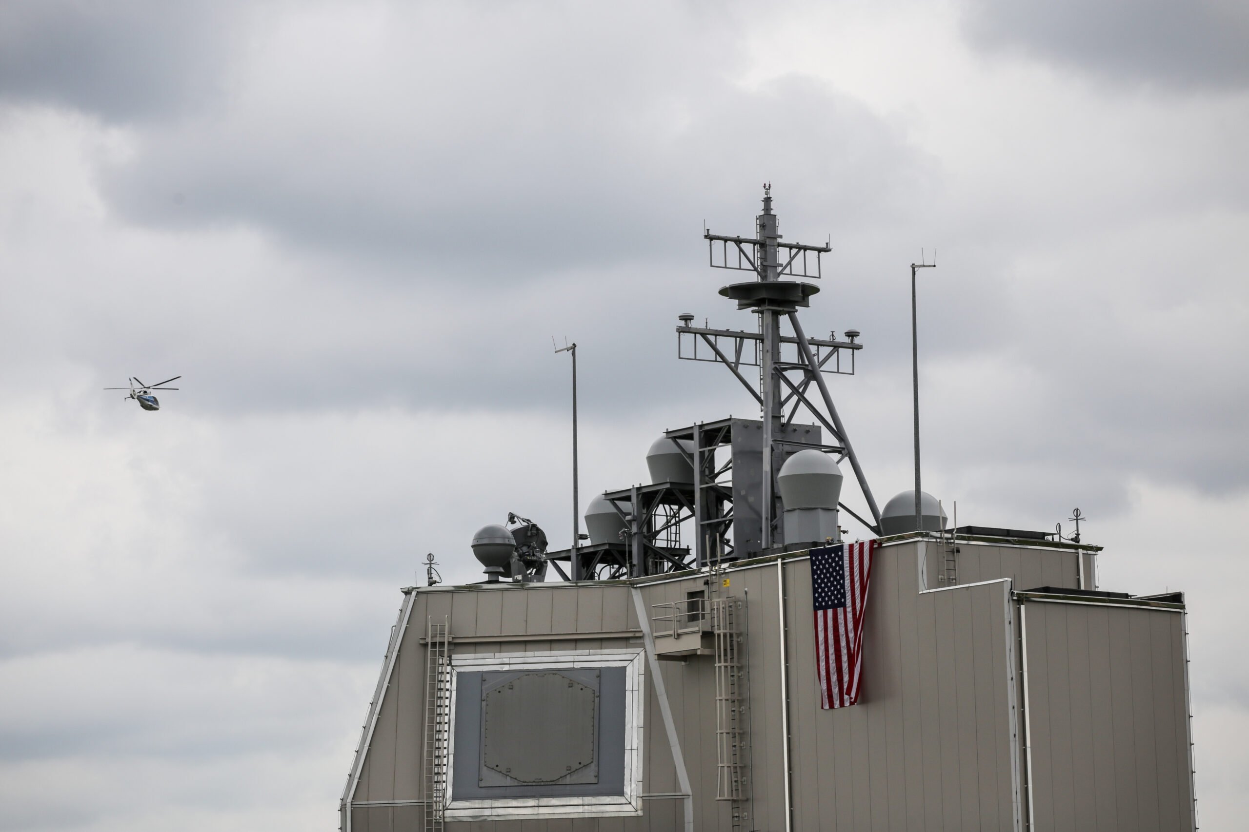 Scutul antirachetă de la Deveselu: un aliat strategic și un simbol al angajamentului NATO în Europa de Est Decizia Americii de a muta scutul antirachetă de la Cehia în România, în anul 2015, a reprezentat un moment de cotitură în politica de securitate europeană