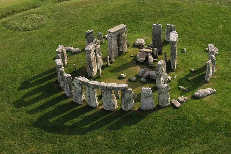 O nouă perspectivă asupra originilor Stonehenge: piatra misteriosului Altar a fost adusă din Scoția, nu de la sud-estul Țării Galilor Un studiu recent, ce a analizat în detaliu compoziția mineralogică a uneia dintre cele mai celebre pietre din complexul megalitic Stonehenge, a schimbat complet paradigma asupra originii acesteia