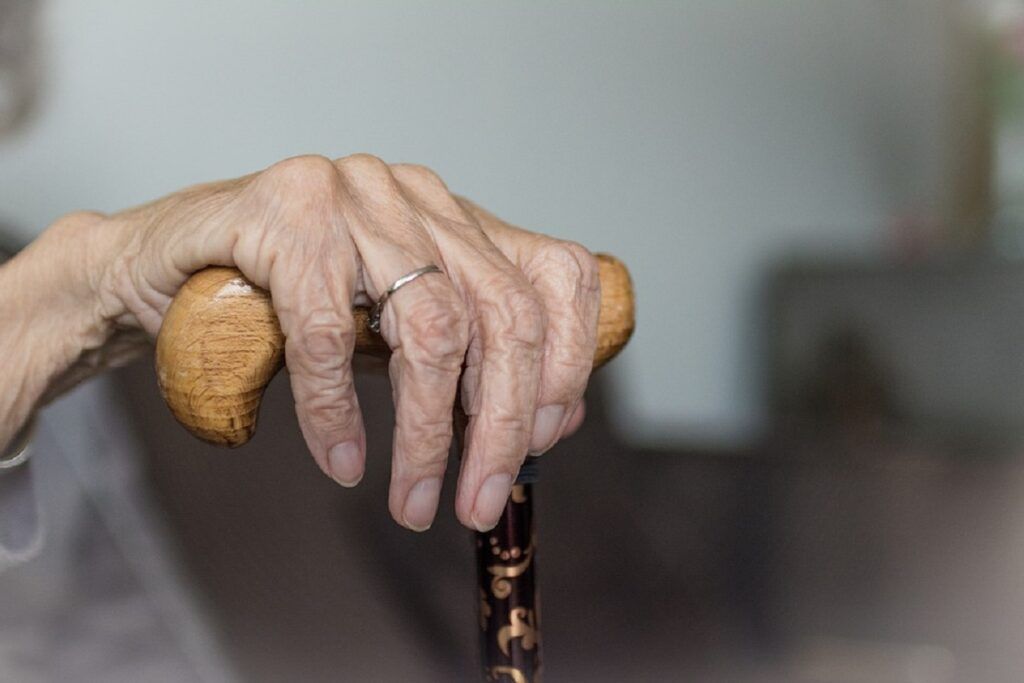 Semnele care pot indica o carență de vitamina D la vârstnici, o problemă adesea ignorată în prevenție A avea oase fragile, probleme cardiovasculare sau apariția unor vânătăi inexplicabile după lovituri ușoare nu ar trebui să fie considerate doar semne normale ale îmbătrânirii