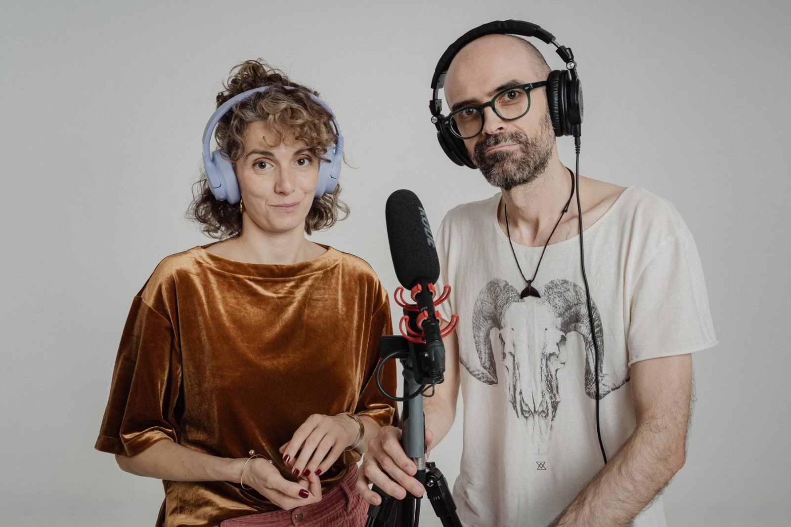 Seria „Țeapă, Țeapă, Țeapă”: o abordare inovatoare a fraudelor digitale care captivează și educă în același timp Într-o lume în care fraudele online capătă dimensiuni alarmante, un nou serial audio își propune să devină un instrument eficient pentru alfabetizarea digitală