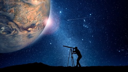shutterstock-teo-tarras-man-looking-towards-jupiter-planet-through-a-telescope_59563600.jpg - StiriAlese