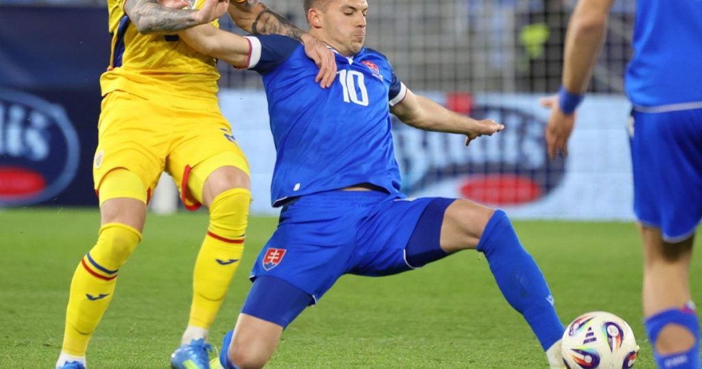 România a încheiat partida amicală cu Slovacia cu o înfrângere categorică, scor 0-2, într-un meci disputat la Bratislava, în condițiile în care selecționata noastră, deja eliminată din barajul pentru calificarea la Campionatul Mondial, a trăit o seară dificilă pe teren