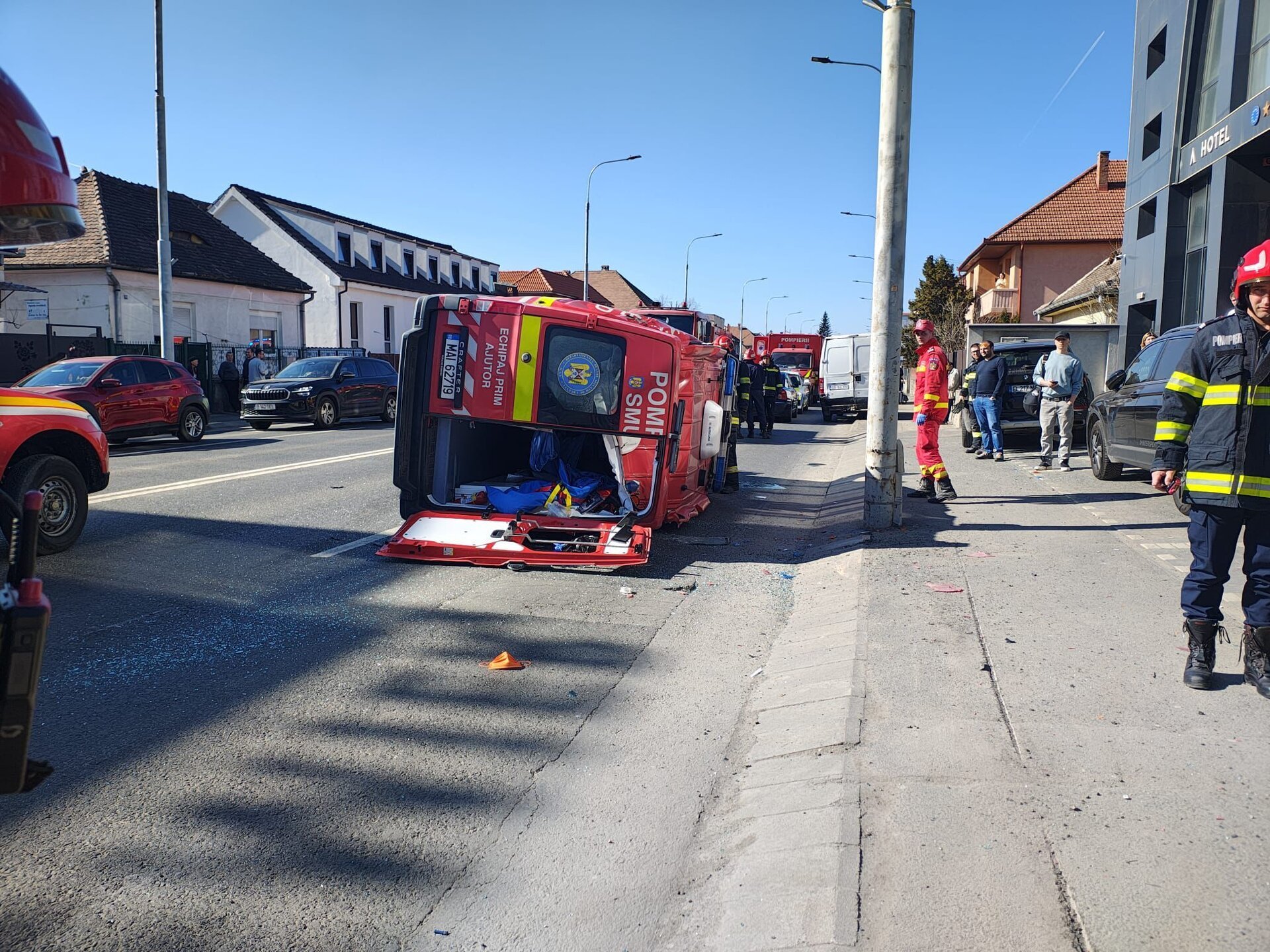 Intervenție de urgență în Sibiu după un accident grav pe Bulevardul Vasile Milea Un accident rutier grav a avut loc astăzi pe Bulevardul Vasile Milea din Sibiu, fiind nevoit să eager activarea Planului Roșu de Intervenție